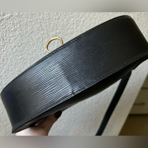 Louis Vuitton Epi St. Cloud GM Crossbody 🖤☁️ - Picture 7 of 15